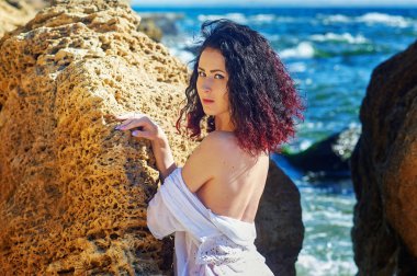 Beyaz gömlekli genç kadının açık hava portresi