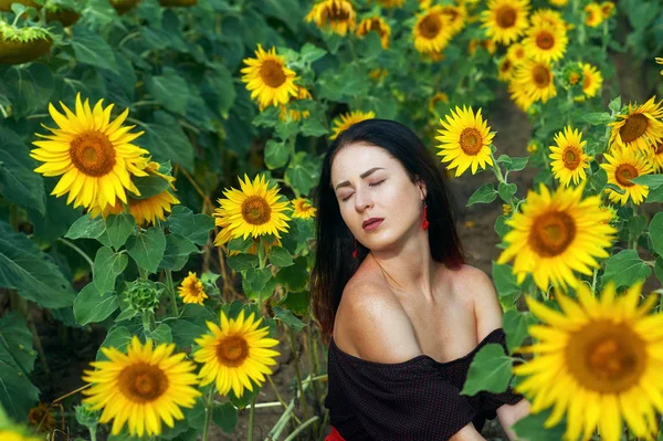 Außenporträt Einer Jungen Frau Auf Einem Feld Mit Sonnenblumen — Stockfoto