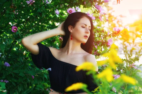Retrato Aire Libre Una Mujer Joven Plantas Con Flores — Foto de Stock