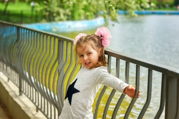 Ritratto Una Bella Bambina Con Fiocchi Nel Parco Cittadino — Foto Stock