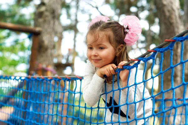 Портрет Красивой Маленькой Девочки Луками Городском Парке — стоковое фото