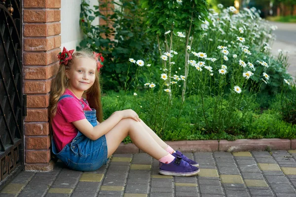 Portréja Egy Gyönyörű Kislány Sétálni Gyermek Járdán Lány Denim Overall — Stock Fotó