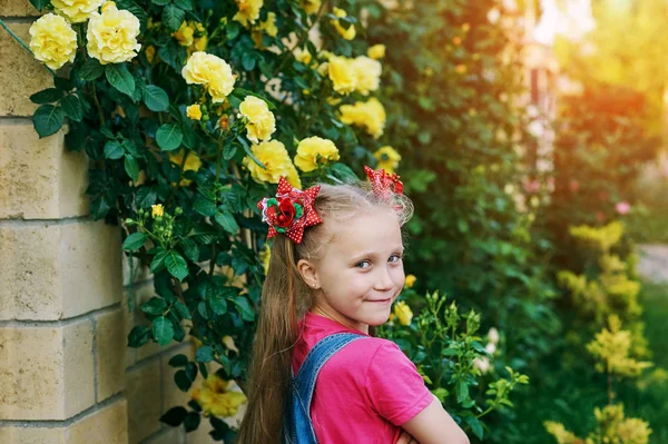 Retrato Una Hermosa Niña Con Coletas — Foto de Stock