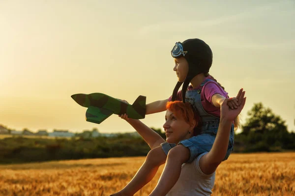 Maman Fille Jouent Sur Terrain Coucher Soleil Avec Modèle Réduit — Photo