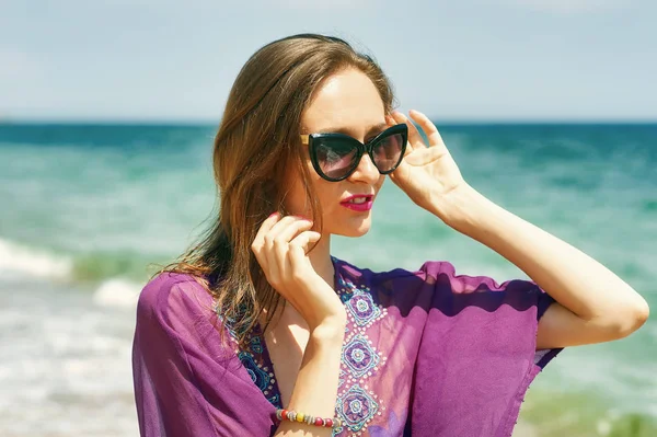 Retrato Una Joven Con Gafas Sol Costa Del Mar — Foto de Stock