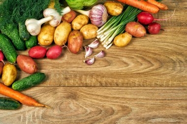 Koyu bir masada taze sebze Bileşimi . Patates çeşitleri, salatalık, havuç, lahana, sarımsak. Sağlıklı beslenme kavramı. Vejetaryenlik
