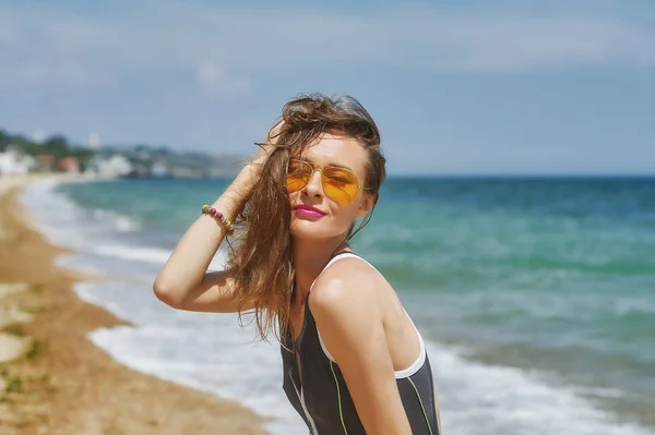 Retrato Una Joven Con Gafas Sol Costa Del Mar — Foto de Stock