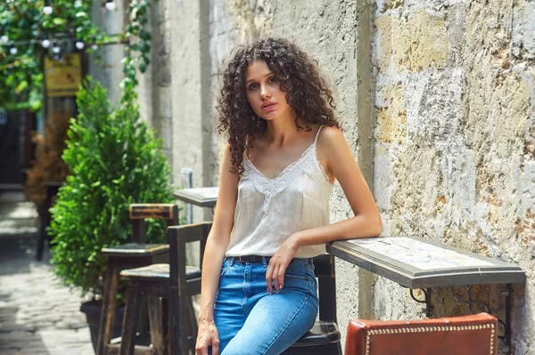 Beautiful Young Girl Summer City Girl Wears Casual Clothes Jeans — Stock Photo, Image