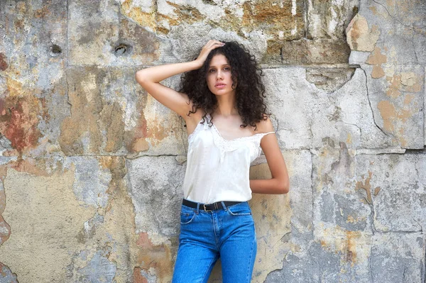 Young Woman Jeans White Blouse Old Textured Wall — Stock Photo, Image