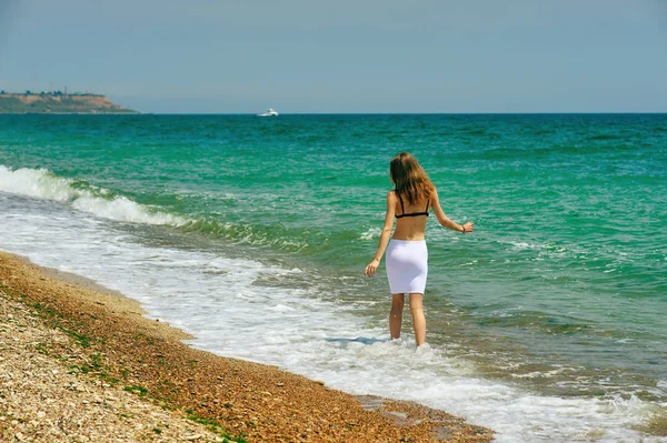 Νεαρή Γυναίκα Στην Παραλία Περπατήστε Δίπλα Στη Θάλασσα Πίσω Θέα — Φωτογραφία Αρχείου