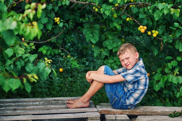 Porträt Eines Jungen Hemd Und Kurzer Hose Obstgarten Barfußjunge Sitzt — Stockfoto
