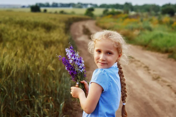 Retrato Una Niña Paseo Por Campo Niño Con Flores Silvestres — Foto de Stock