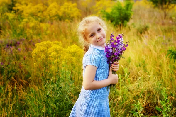 Retrato Uma Menina Passeio Campo Uma Criança Com Flores Silvestres — Fotografia de Stock