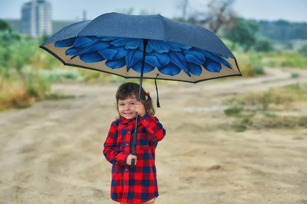 Ein Kleines Mädchen Mit Einem Regenschirm Das Kind Hält Einen — Stockfoto