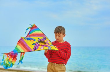 Uçurtma olan çocuk. Çocuk açık hava etkinlikleri kavramı