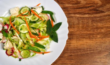 Bir tabak içinde sebze ve peynir yaz salatası. Metin için yer var