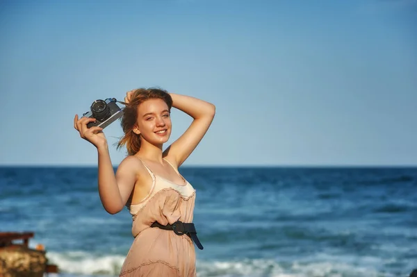 Νεαρή Τουρίστρια Κάμερα Στην Ακτή Ένα Κορίτσι Ελαφρύ Καλοκαιρινό Φόρεμα — Φωτογραφία Αρχείου
