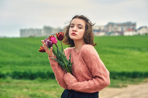 Porträt Eines Schönen Jungen Mädchens Auf Einem Feld Mit Blumen — Stockfoto