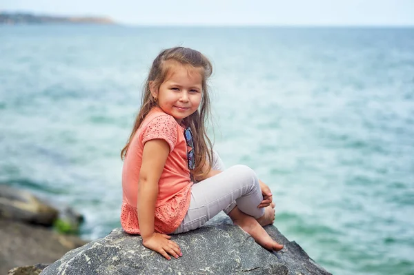 해안에 아름다운 어린이 — 스톡 사진