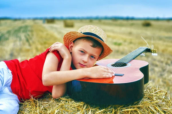 Retrato Niño Pequeño Vacaciones Campo Niño Acostado Pesebre —  Fotos de Stock