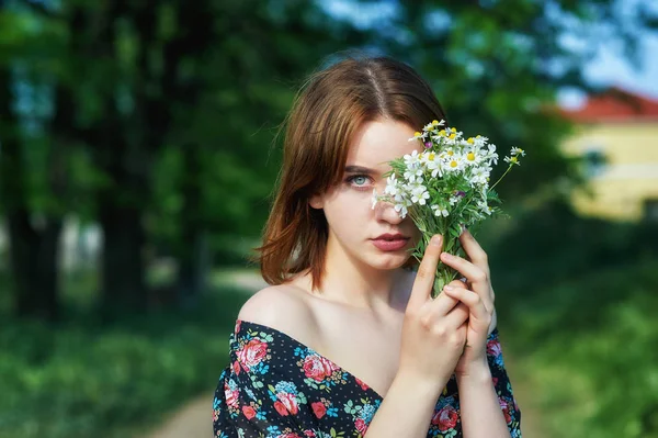 Schönes Junges Mädchen Mit Weißen Wildblumen — Stockfoto