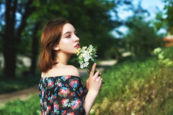Mooi Jong Meisje Met Witte Wilde Bloemen — Stockfoto