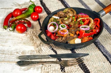 Bir tavada evde sebze ile Tavuk kızarmış karaciğer