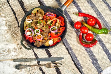 Bir tavada evde sebze ile Tavuk kızarmış karaciğer