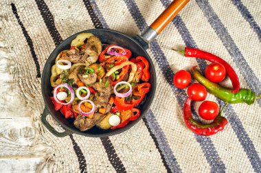 Bir tavada evde sebze ile Tavuk kızarmış karaciğer