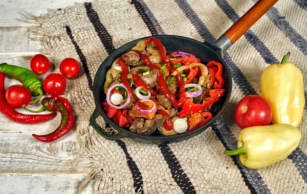 Bir tavada evde sebze ile Tavuk kızarmış karaciğer