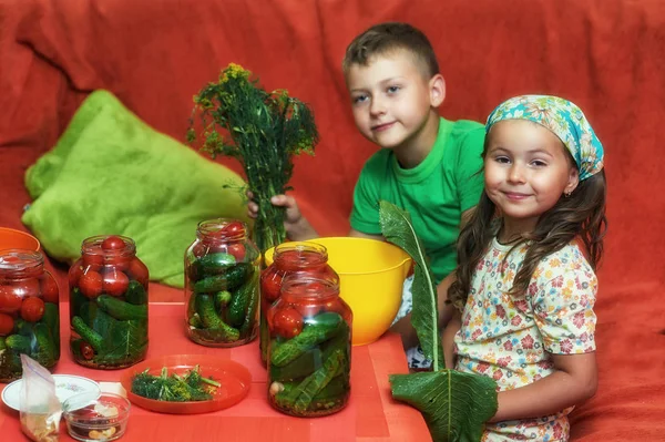 Crianças Cozinham Verduras Inverno Enlatamento Casa Ajudar Pais Cozinha — Fotografia de Stock