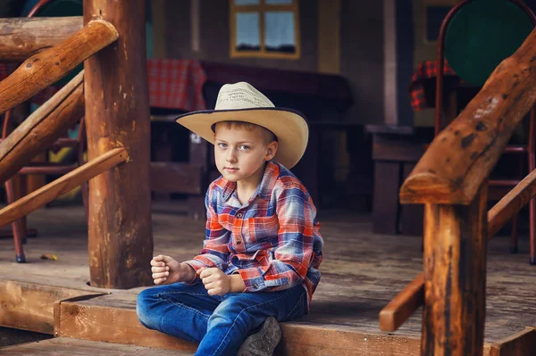 Портрет Стильного Красивого Мальчика Мальчик Носит Клетчатую Рубашку Широкую Шляпу — стоковое фото