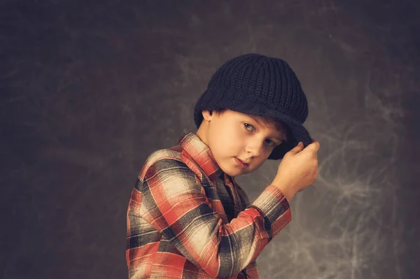스튜디오에서 따뜻한 모자를 아름다운 소년의 초상화 셔츠와 모자에 — 스톡 사진