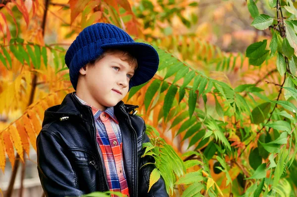 Retrato Niño Una Cálida Gorra Punto Paseo Otoñal Niño Los —  Fotos de Stock