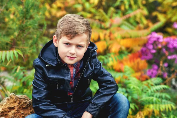 Portrait Garçon Promenade Automnale Enfant Aux Arbres Automne Lumineux — Photo