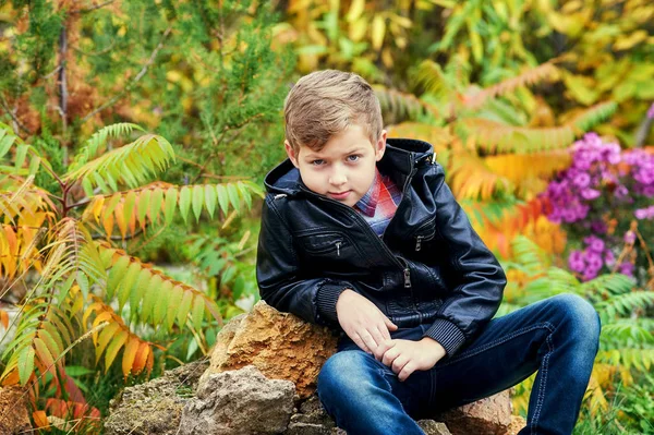 Retrato Niño Una Cálida Gorra Punto Paseo Otoñal Niño Los —  Fotos de Stock