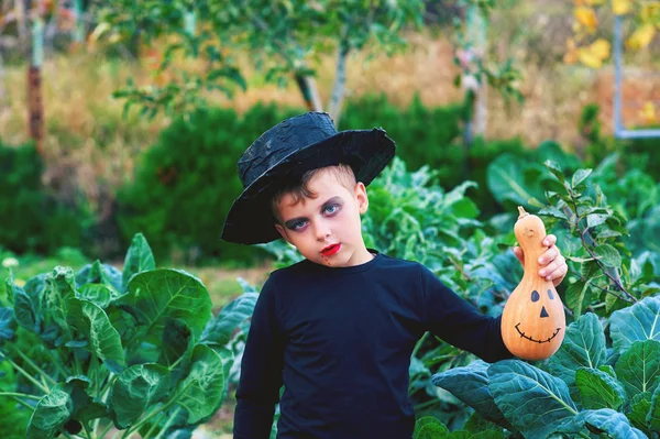 Portrét Chlapce Halloweenu Ulici Dítě Děsí Jejich Rouškou — Stock fotografie
