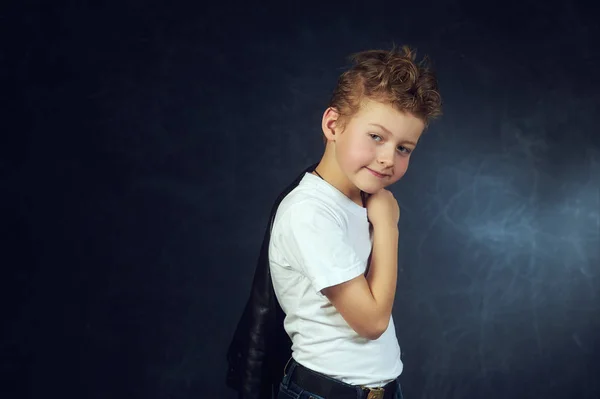 一个在黑暗背景上的年轻漂亮男孩的肖像 英俊的男孩模型 — 图库照片