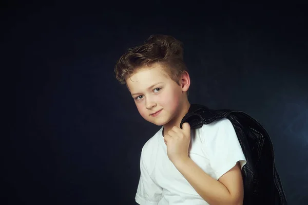 Portret Van Een Jonge Mooie Jongen Een Donkere Achtergrond Knappe — Stockfoto