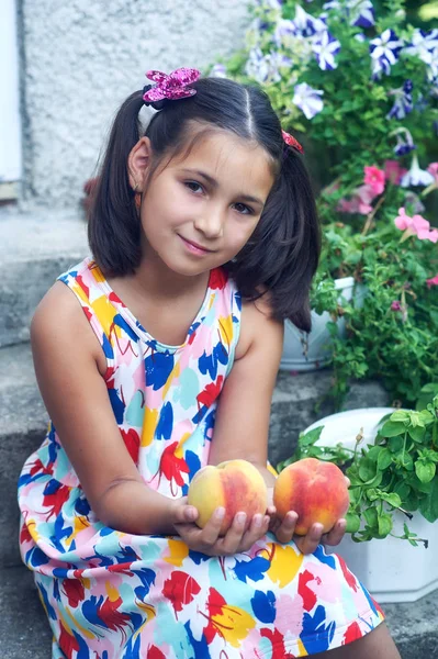 Portrait Une Belle Fille Aux Pêches Enfant Tient Des Fruits — Photo