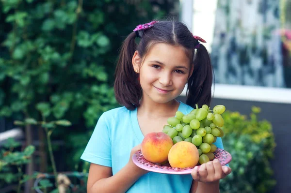 Portrait Une Belle Fille Aux Pêches Enfant Tient Des Fruits — Photo