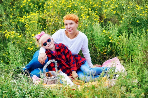 Feliz Madre Joven Con Hija Paseo Verano Una Familia Haciendo —  Fotos de Stock