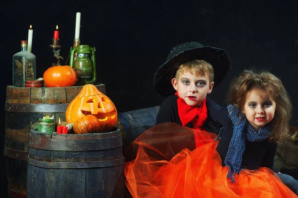 Hermano Hermana Halloween Niños Con Disfraces Carnaval Contra Una Pared — Foto de Stock