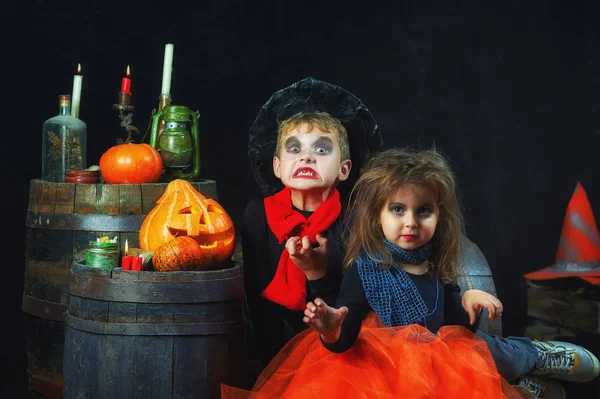 Bratr Sestra Halloweenu Děti Karnevalové Kostýmy Proti Temné Zdi Děti — Stock fotografie