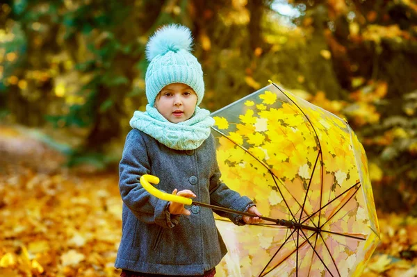 Retrato Outono Uma Menina Com Guarda Chuva Uma Criança Passeio — Fotografia de Stock