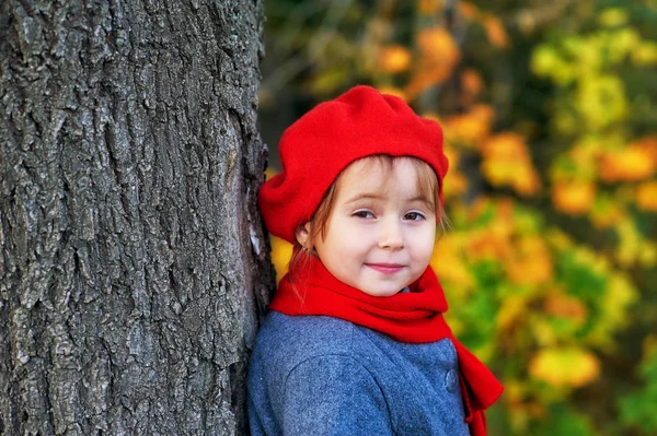 Jesienny Portret Małej Dziewczynki Czerwonym Beret Spacer Parku — Zdjęcie stockowe