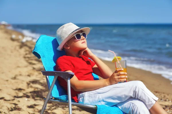 Niño Está Descansando Costa Del Mar Niño Sentado Una Silla —  Fotos de Stock