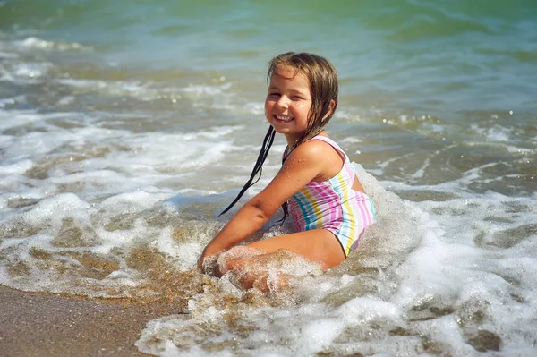 Fröhliches Kleines Mädchen Genießt Das Schwimmen Meer Aktivitäten Für Kinder — Stockfoto