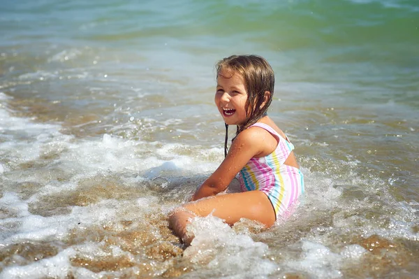 Vidám Kislány Élvezi Úszás Tengerben Gyerek Foglalkozások — Stock Fotó