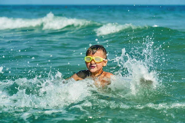 Niño Nadando Mar Niño Feliz Balneario — Foto de Stock